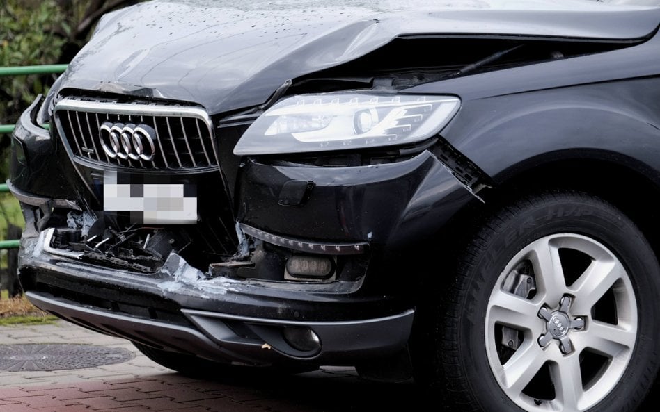 Limuzyna uszkodzona w wypadku kolumny, którą jechała Beata Szydło