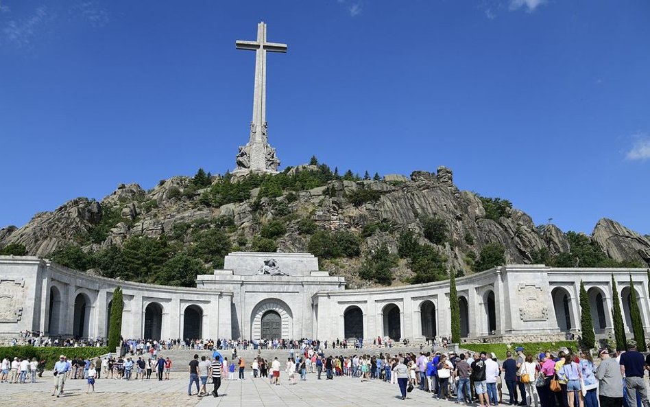 Rekordowe zainteresowanie grobem Franco po decyzji socjalistycznego rządu o przeniesieniu szczątków generała