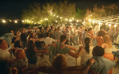 Spot reklamowy pokazuje zaskakujące przyjemności, jakie czekają na turystów w Grecji