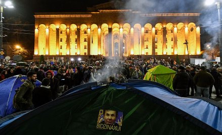 Demonstranci zaczęli zbierać się przed parlamentem już w piątek