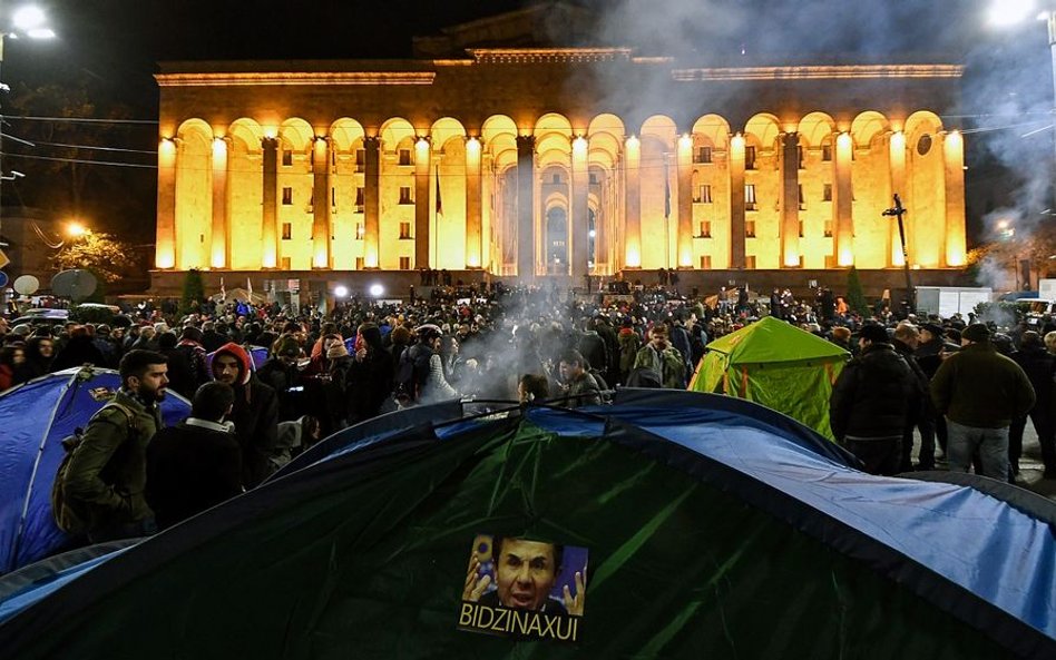 Demonstranci zaczęli zbierać się przed parlamentem już w piątek