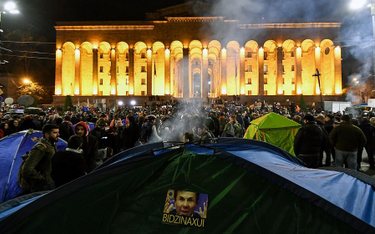 Demonstranci zaczęli zbierać się przed parlamentem już w piątek