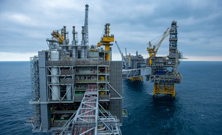 Platforma wiertnicza Equinor ASA na morzu na polu naftowym Johan Sverdrup na Morzu Północnym w Norwe