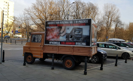 Antyaborcyjna furgonetka przed jednym ze szpitali w Warszawie