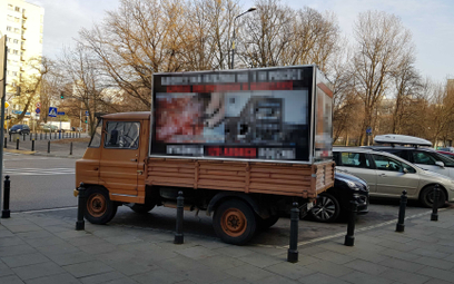 Antyaborcyjna furgonetka przed jednym ze szpitali w Warszawie
