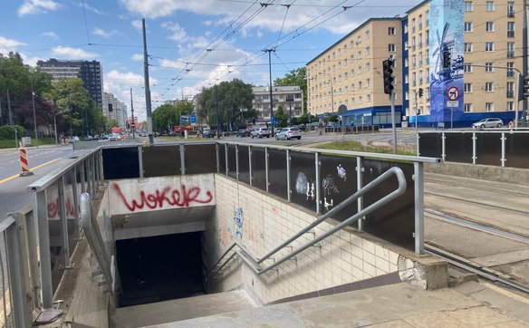 Obecny kształt skrzyżowania stanowi barierę architektoniczną dla osób starszych i niepełnosprawnych