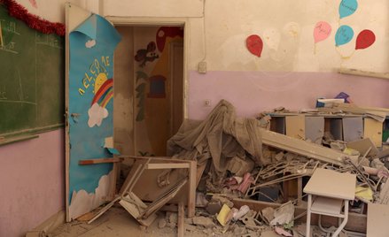 Wnętrze klasy w szkole w mieście Tyr w Libanie, uszkodzonej w wyniku bombardowania przeprowadzonego 