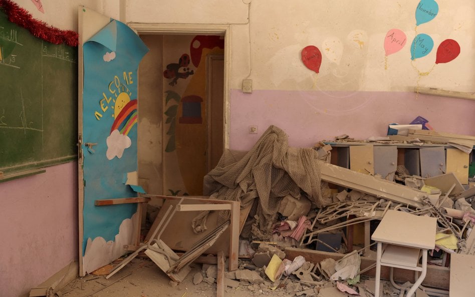 Wnętrze klasy w szkole w mieście Tyr w Libanie, uszkodzonej w wyniku bombardowania przeprowadzonego 