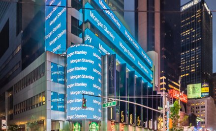 Szef banku do pracowników: Nie jesteście stale w biurze? Musicie być stuknięci