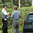 Policja sprawdzi pracownika w aucie