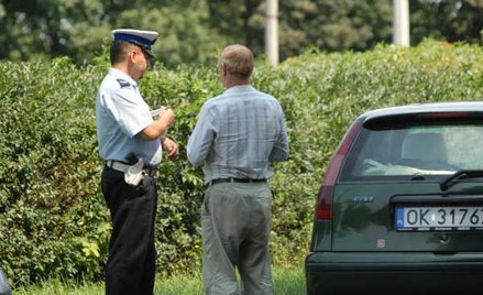 Policja sprawdzi pracownika w aucie
