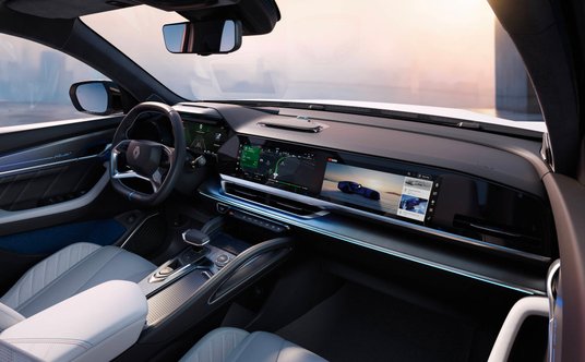 W Renault Filante fotele typu „lounge” wykonano z materiałów imitujących skórę, a metaliczne obramow