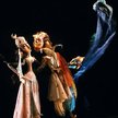 W spektaklu wykorzystano technikę teatru czarnego i bunraku