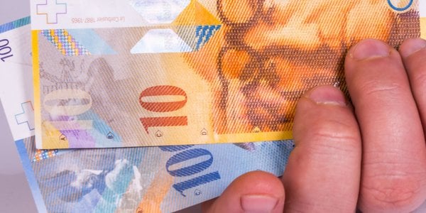 Senat uchwalił ustawę frankową: automatyczne wstrzymanie spłat po złożeniu pozwu