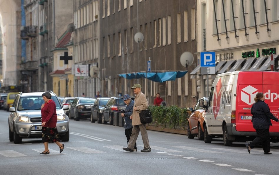 Parkowanie na chodniku. Piesi chcą zmiany przepisów, ministerstwo odpowiada