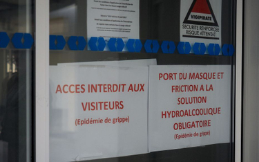Informacja o epidemii grypy na drzwiach domu spokojnej starości w miejscowości Chapelle-Saint-Mesmin