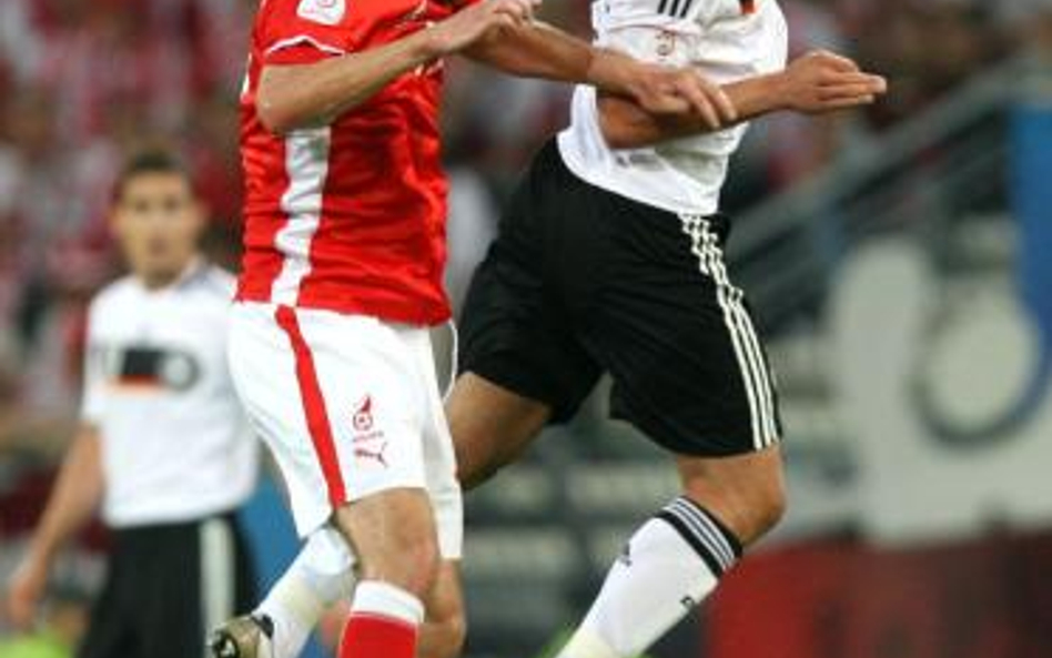 Lukas Podolski walczy z Wojciechem Łobodzińskim