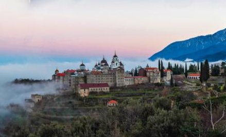 Na przepiękny półwysep od ponad tysiąca lat przybywają mnisi. Wino robili zawsze, ale byle jakie prz