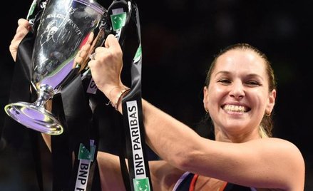 Dominika Cibulkova z nagrodą za zwycięstwo. Pucharowi towarzyszył czek na 2 mln dolarów.
