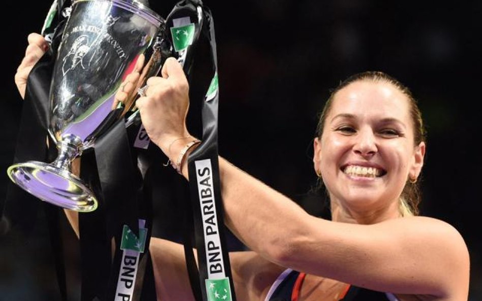 Dominika Cibulkova z nagrodą za zwycięstwo. Pucharowi towarzyszył czek na 2 mln dolarów.