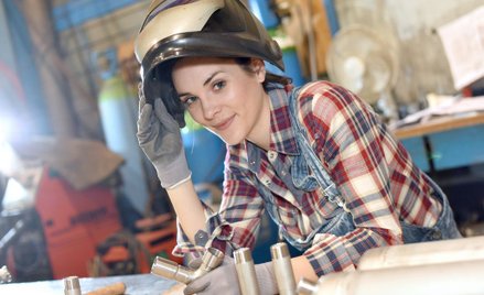 W przedsiębiorstwach uczniowie poznają specyfikę zawodu i swojego przyszłego stanowiska pracy.