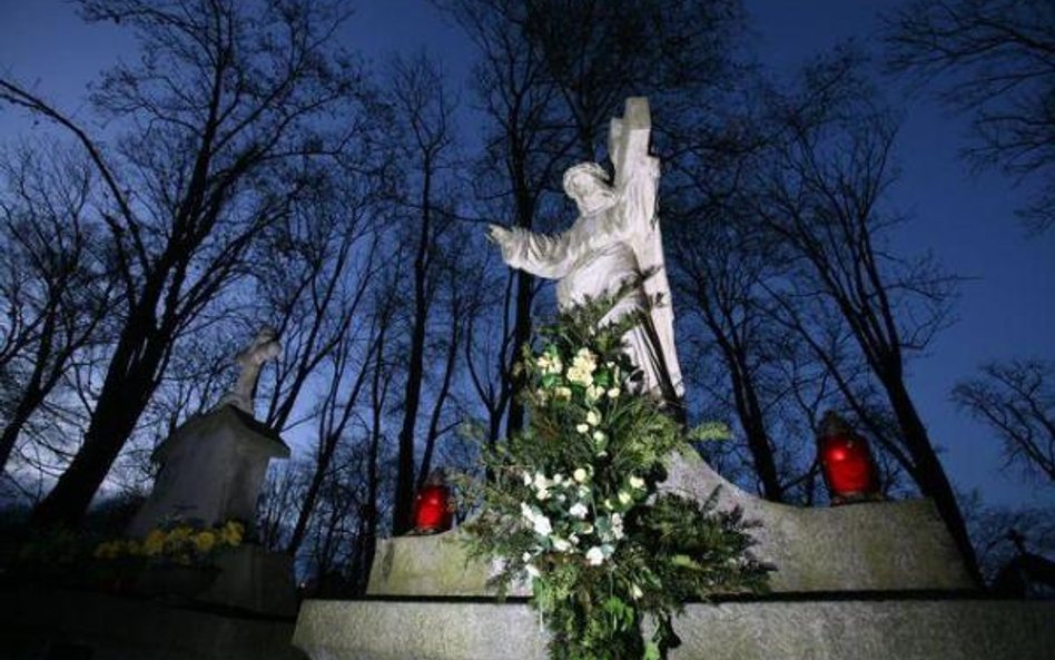 500 zł mandatu za wieniec na grobie