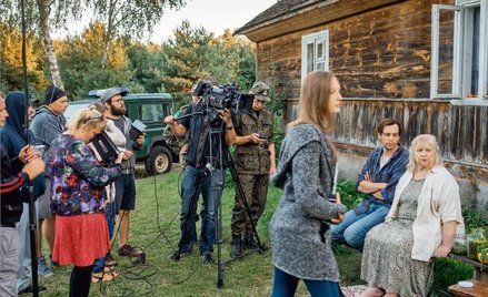 Siedlisko koło Bielska Podlaskiego. Ekipa filmowa na planie ”Wnyków” przed domem filmowej wnuczki pr