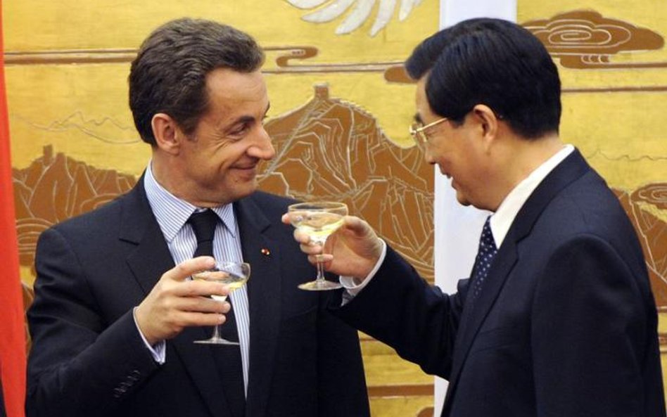 Prezydent Chin Hu Jintao wznosi toast z Sarkozym