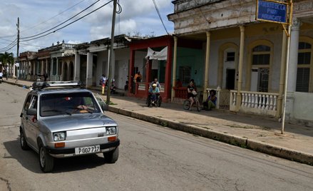 Kubański mechanik Juan Carlos Pino jedzie główną ulicą miasta Aguacate swoim zmodyfikowanym Fiatem 1