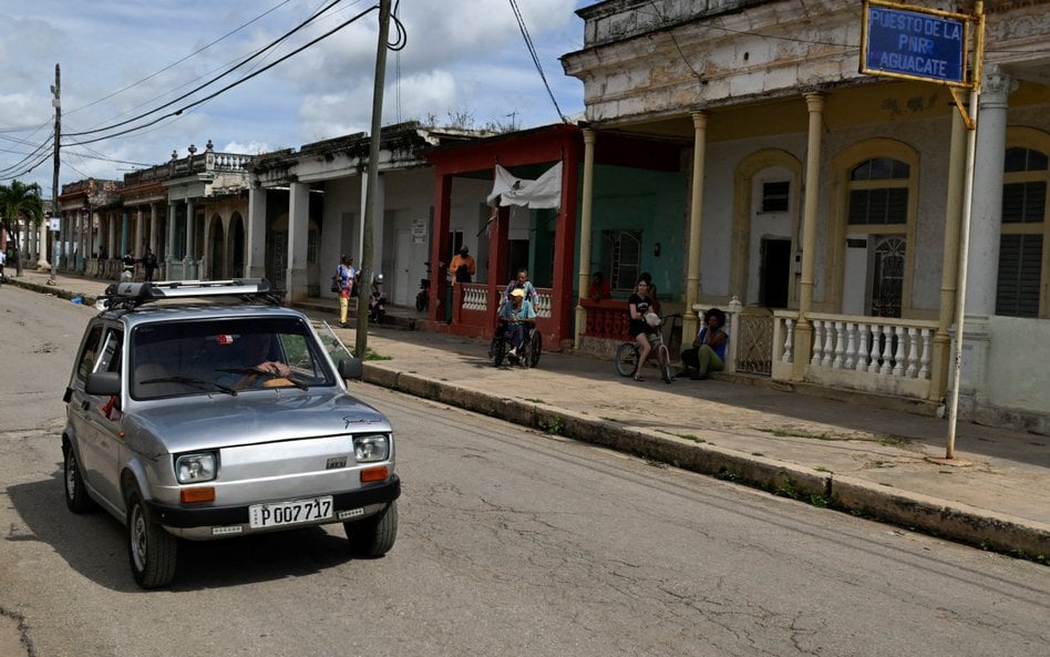 Kubański mechanik Juan Carlos Pino jedzie główną ulicą miasta Aguacate swoim zmodyfikowanym Fiatem 1