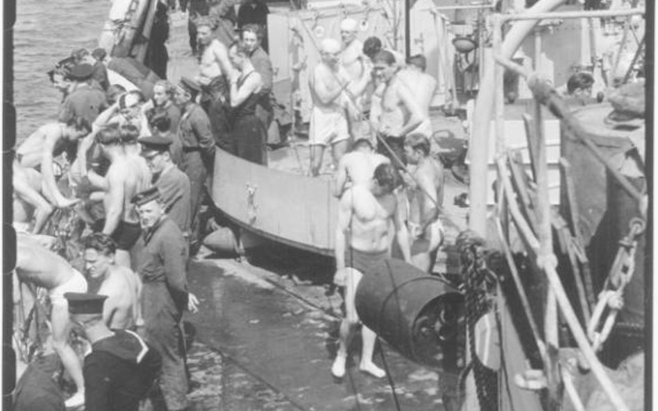 ORP „Piorun” – kąpiel z siecią zagrodową przeciw okrętom podwodnym w tle, okres II wojny światowej