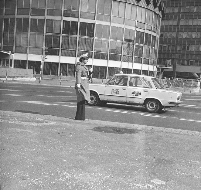 Fani „Zmienników” Stanisława Barei doskonale pamiętają dużego fiata yellow bahama z numerem bocznym 