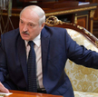 Łukaszenko tłumaczy, dlaczego pojawił się z karabinem w ręku