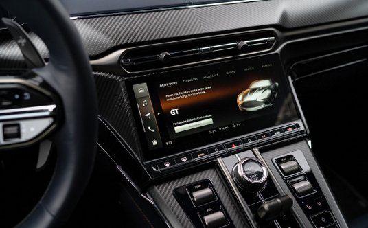 Na tunelu środkowym jest sporo przycisków, obrotowych gałek i przełączników