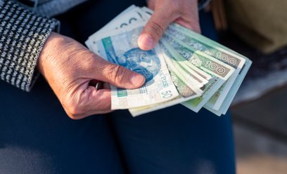 Dodatek, zasiłek i świadczenie pielęgnacyjne. Sprawdź, ile wynoszą w 2026 r.