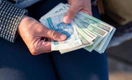 Dodatek, zasiłek i świadczenie pielęgnacyjne. Sprawdź, ile wynoszą w 2026 r.