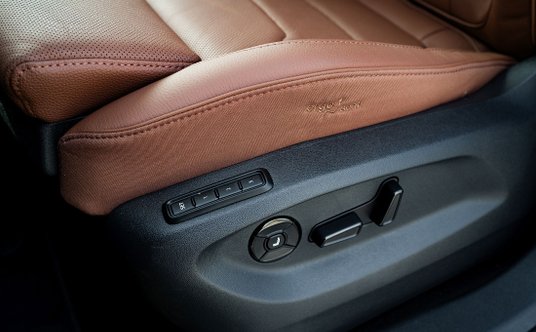 Dopracowane detale: fotele mogą być elektrycznie regulowane, z masażem i pamięcią, ale zwróćcie uwag