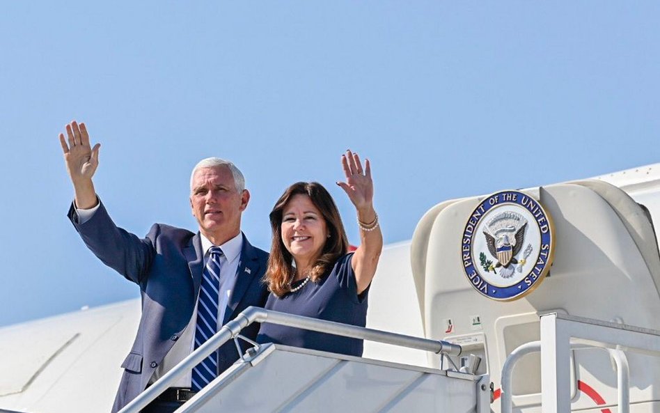 Mike Pence wylądował w Warszawie
