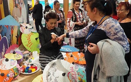 Przy stoisku Tajlandii ustawiała się kolejka pań, które chciały mieć na rękach kolorowe wzory malowa