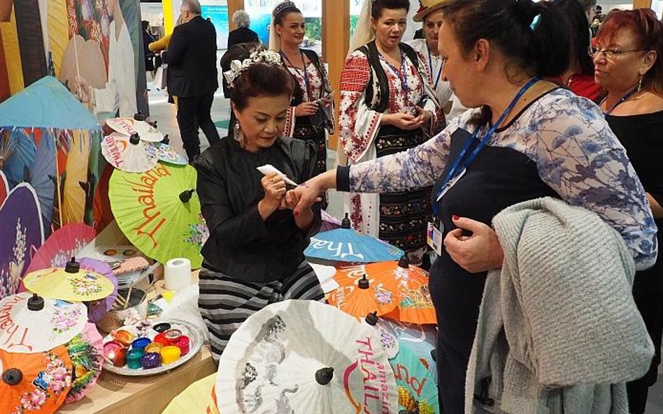 Przy stoisku Tajlandii ustawiała się kolejka pań, które chciały mieć na rękach kolorowe wzory malowa