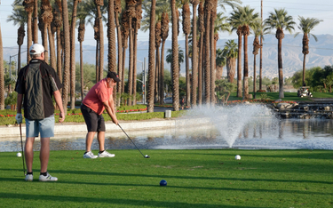 Amerykańscy emeryci na polu golfowym w Kalifornii. W USA jest coraz mniej młodzieży