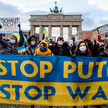 30 stycznia. Protest sympatyków Ukrainy pod Bramą Brandenburską w centrum Berlina