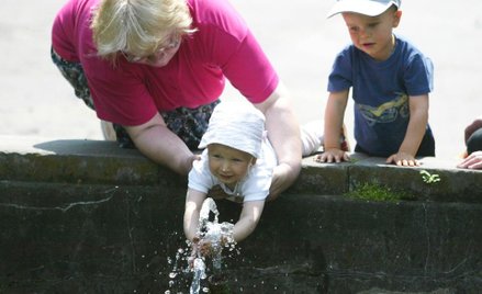 Choroba matki, za którą otrzyma zasiłek, nie pozbawi jej prawa do budżetowego wsparcia na nianię.