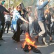 Protesty po śmierci 22-letniej Mahsy Amini przybrały rewolucyjną formę. Towarzyszy im często palenie