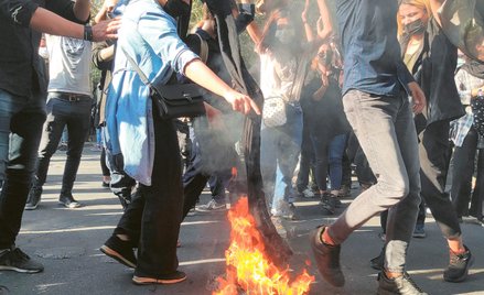 Protesty po śmierci 22-letniej Mahsy Amini przybrały rewolucyjną formę. Towarzyszy im często palenie