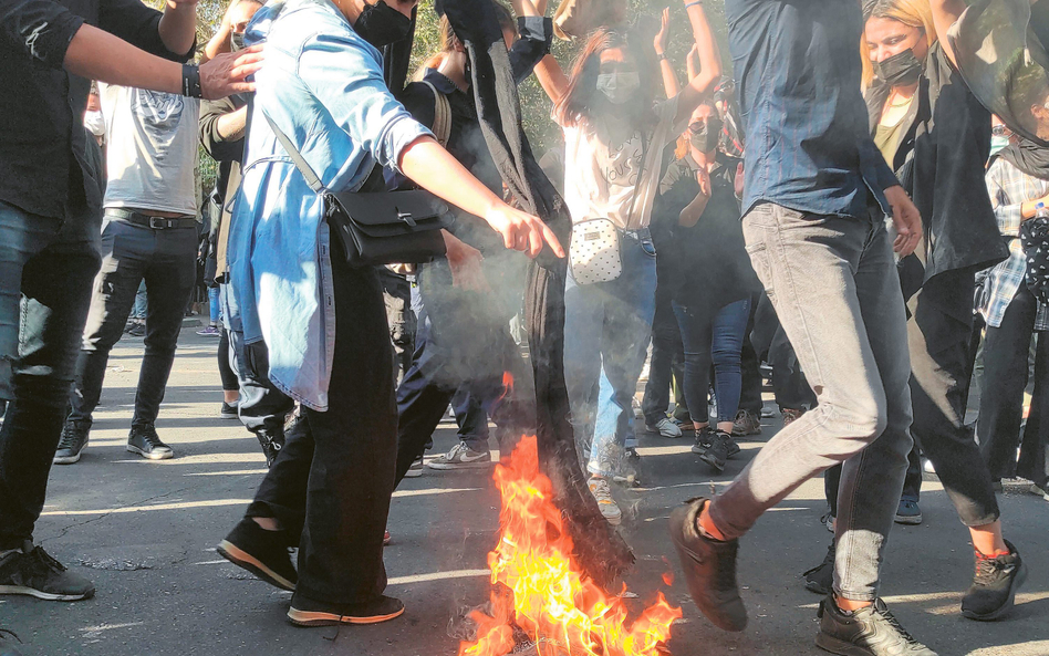 Protesty po śmierci 22-letniej Mahsy Amini przybrały rewolucyjną formę. Towarzyszy im często palenie