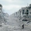 Samotny warszawski robinson w ruinach Warszawy. Kadr z filmu "Pianista" (2002 r.) opowiadającego o l