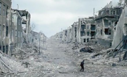 Samotny warszawski robinson w ruinach Warszawy. Kadr z filmu "Pianista" (2002 r.) opowiadającego o l