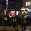 Protest przed aresztem w Warszawie do którego trafił Kamiński i Wąsik
