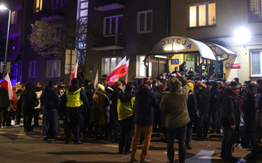 Protest przed aresztem w Warszawie do którego trafił Kamiński i Wąsik